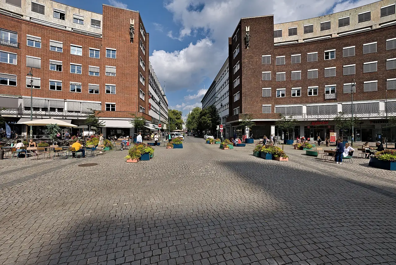 Gaten mot Fridtjof Nansens plass med kontorbygg i tegl