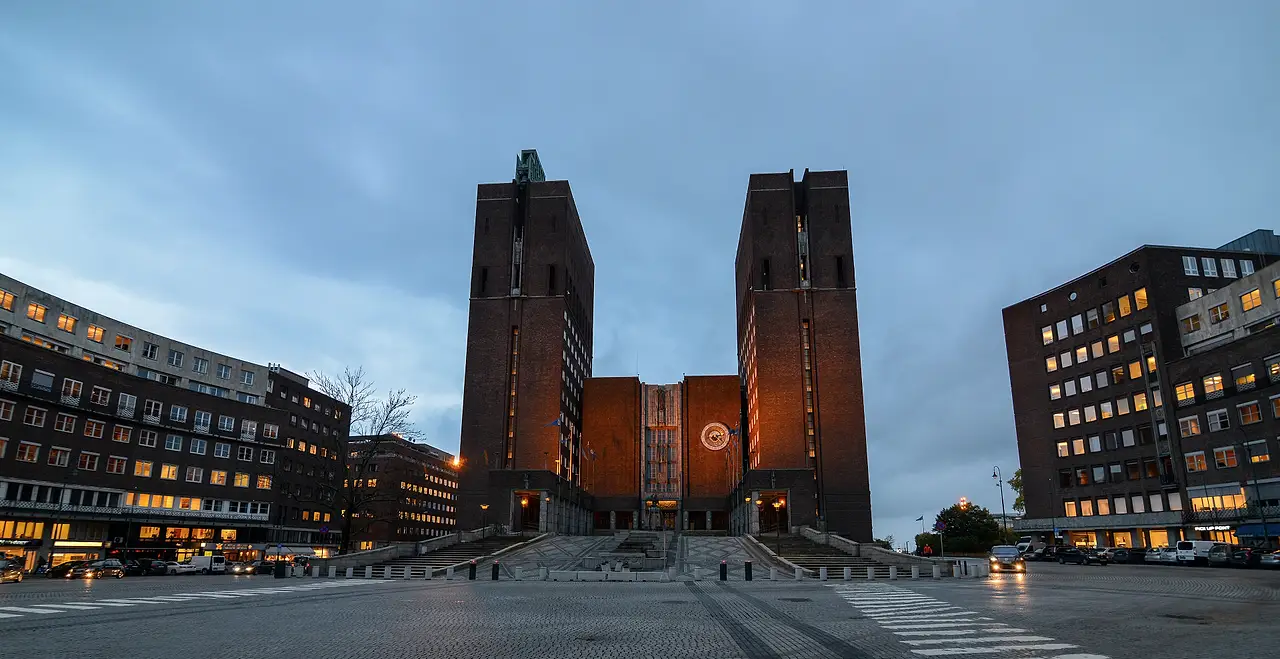 Oslo rådhus i blåtimen, sett fra Fridtjof Nansens plass